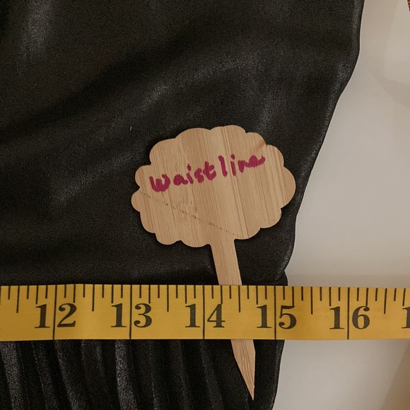 Simply Vera Wang pleated lined black sleeveless/in cut neck dress 100% polyester - Picture 6 of 9